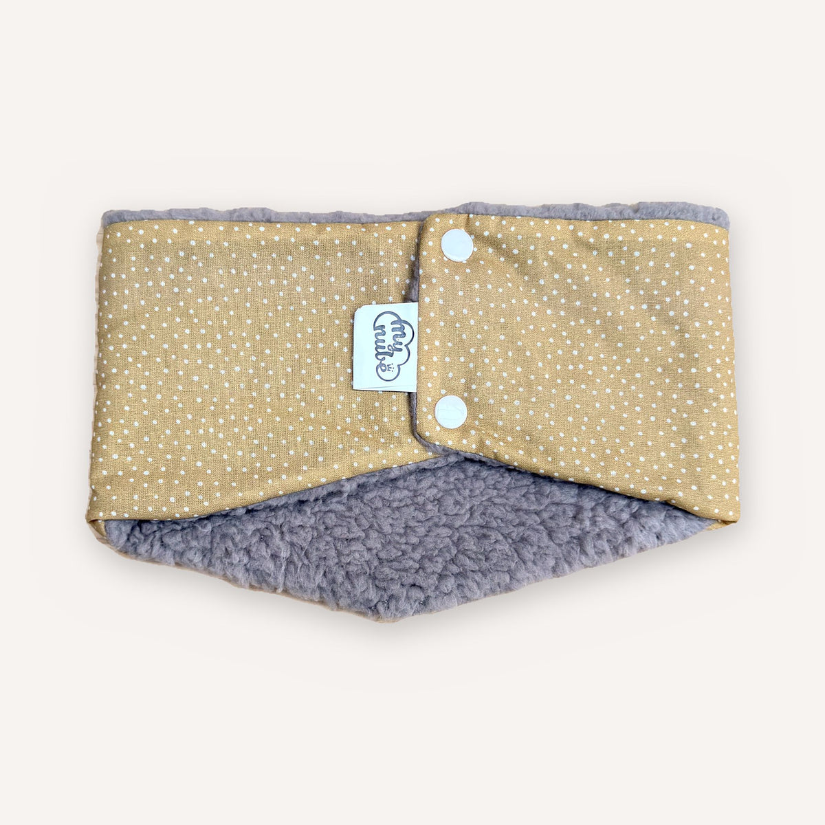 Cuellito de invierno topitos mostaza de My Nube Azul, con los botones de presión y el interior