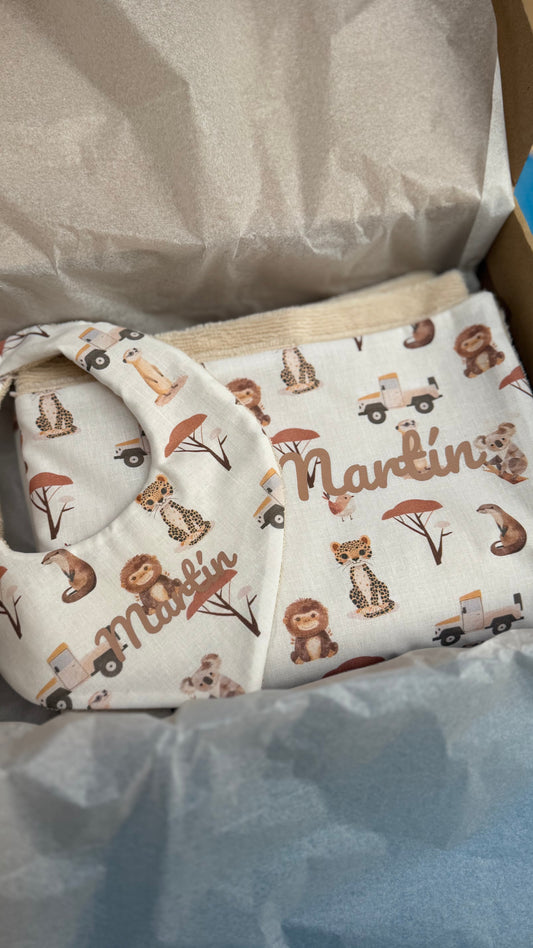 Canastilla de bebé safari en caja de regalo, con babero y toallita personalizados con el nombre Martín