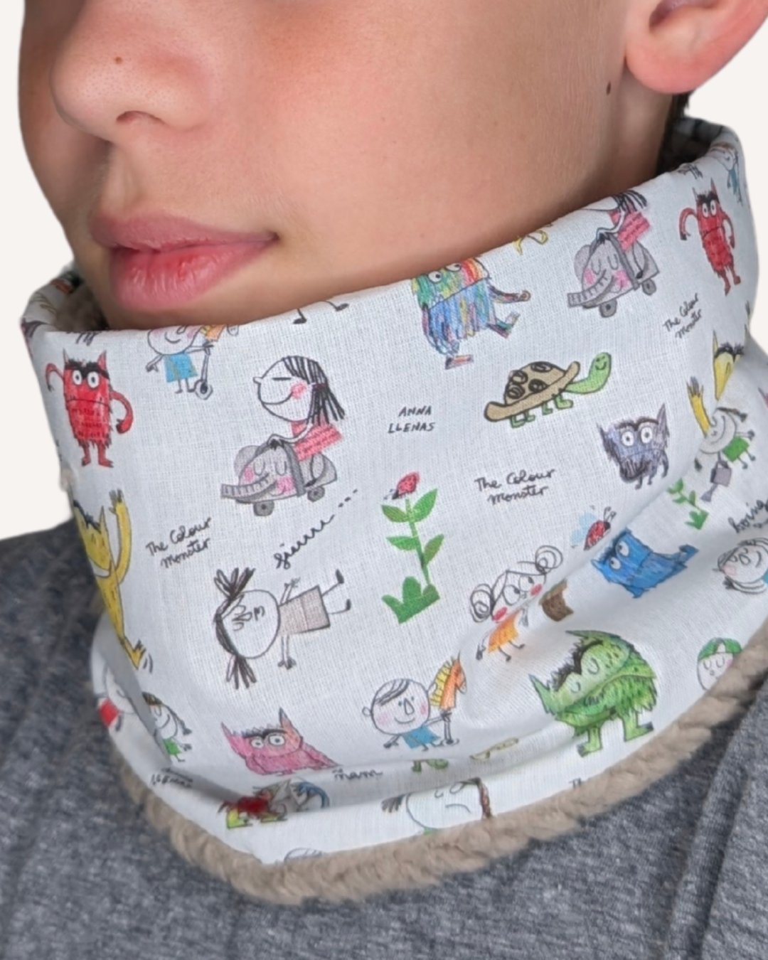 Cuello de invierno monstruo de colores