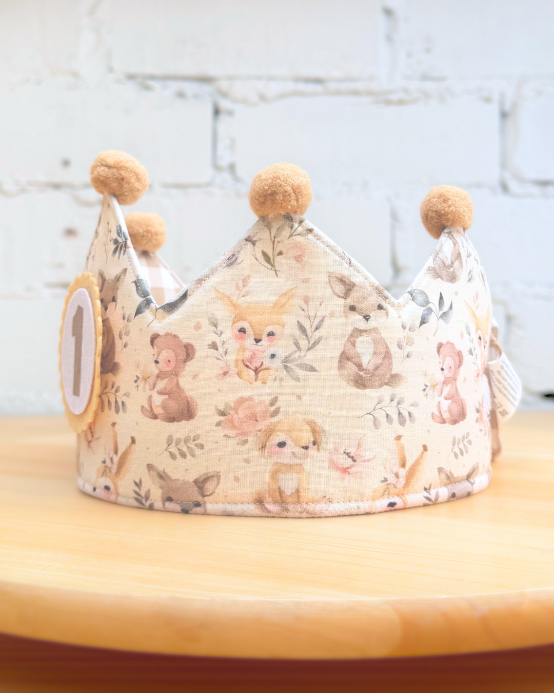 Lateral de la corona de cumpleaños con estampado de animalitos del bosque: zorro, osito y ciervo