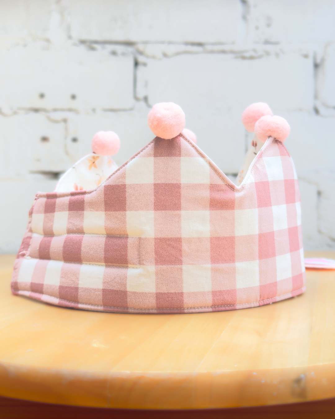 Detalle de la cara de vichy rosa de la corona reversible, hecha a mano en algodón