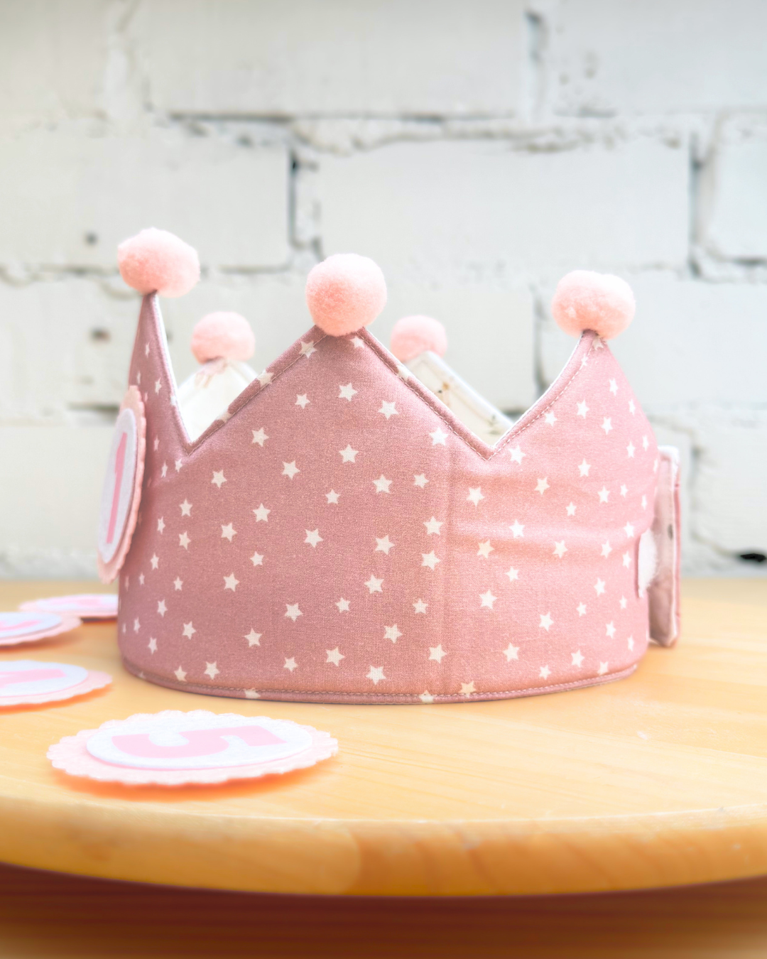 Cara de estrellitas blancas sobre rosa de la corona reversible, vista lateral