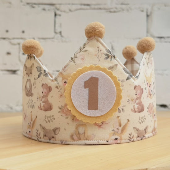 Vídeo de la corona de cumpleaños reversible con estampado de animalitos del bosque