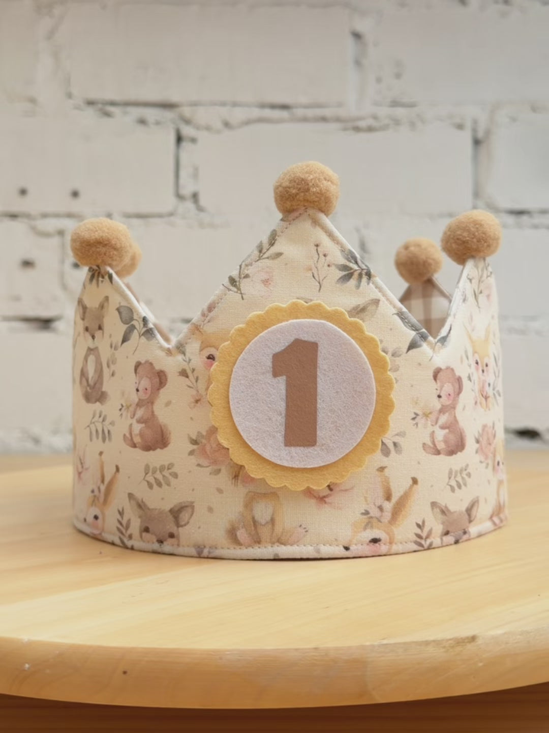 Vídeo de la corona de cumpleaños reversible con estampado de animalitos del bosque