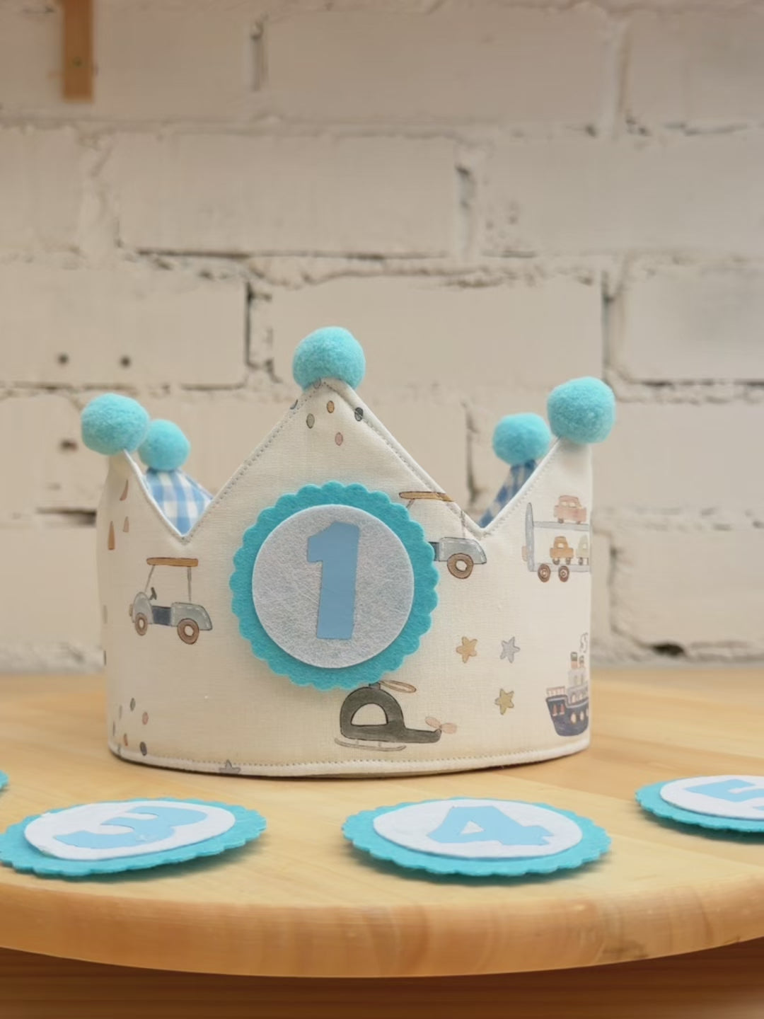 Vídeo de la corona de cumpleaños reversible con estampado de coches